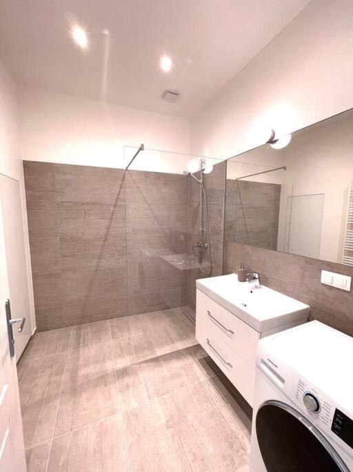 Brand New Spacious & Stylish Aptmt In City-Centre 维也纳 外观 照片